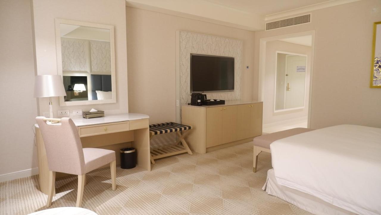 Royce Hotel & Casino Clark Field Екстер'єр фото