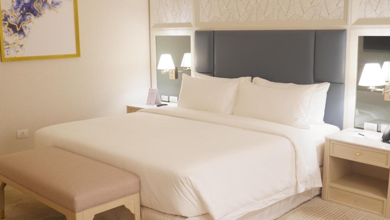 Royce Hotel & Casino Clark Field Екстер'єр фото