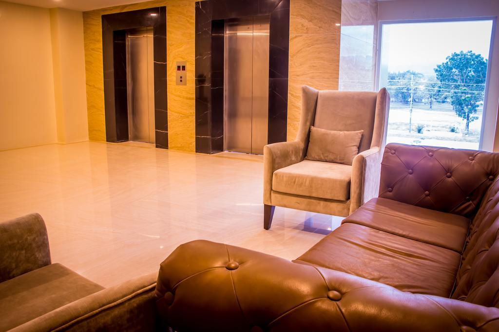 Royce Hotel & Casino Clark Field Екстер'єр фото
