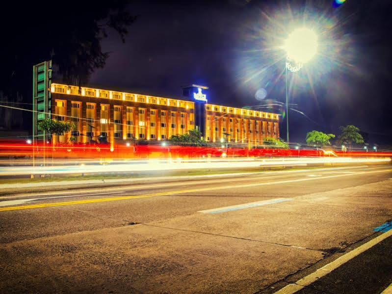 Royce Hotel & Casino Clark Field Екстер'єр фото