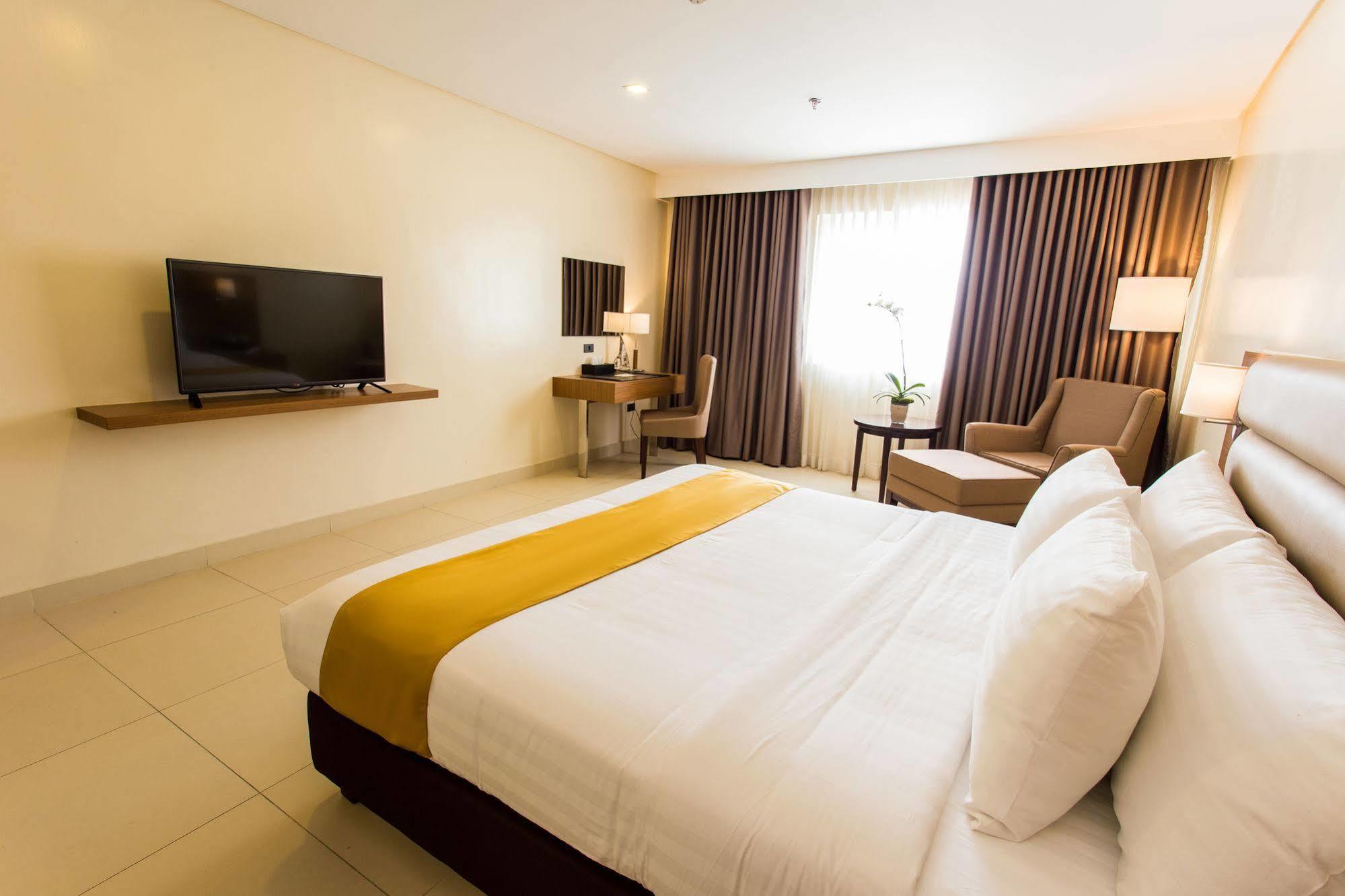 Royce Hotel & Casino Clark Field Екстер'єр фото