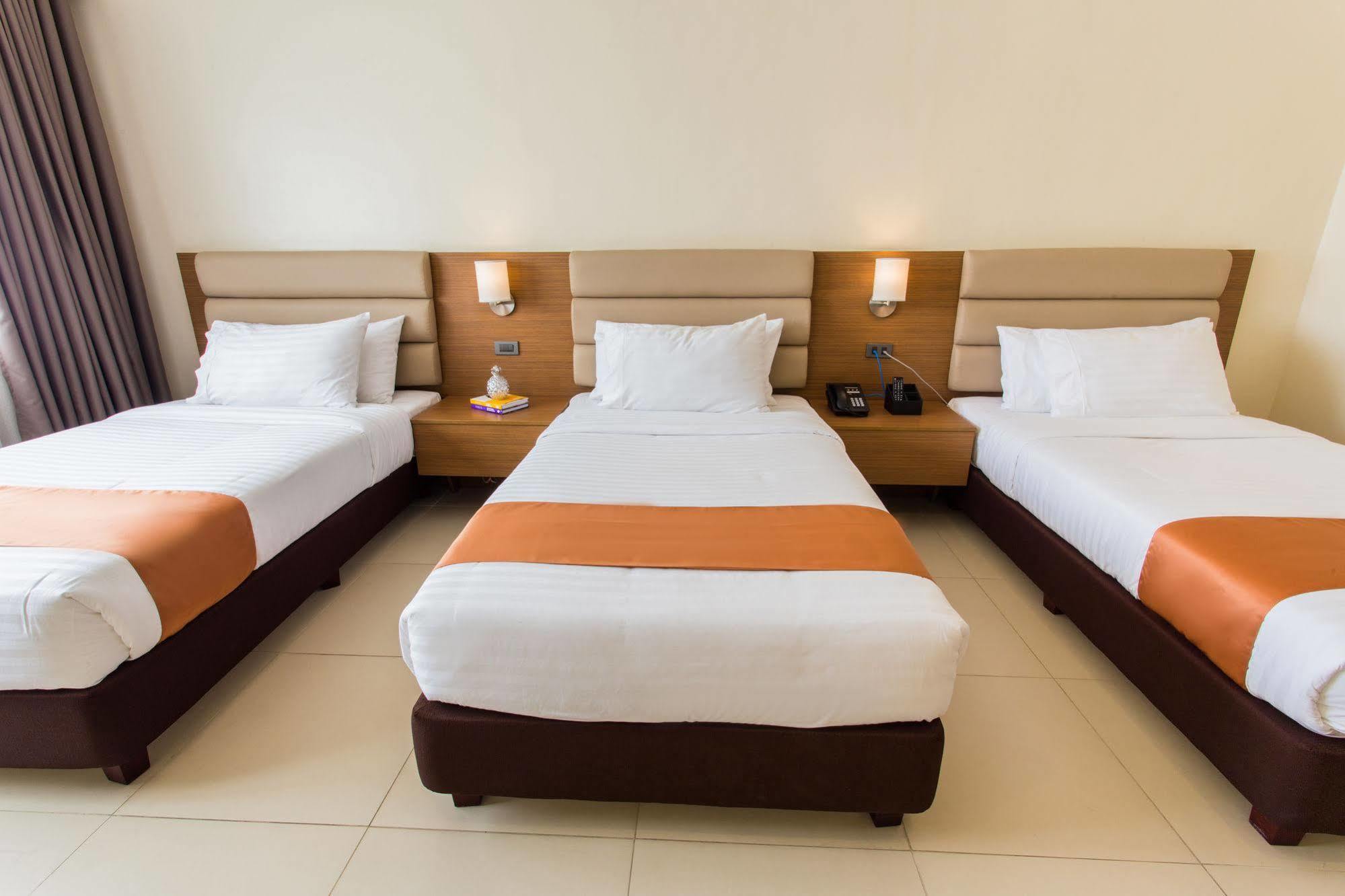 Royce Hotel & Casino Clark Field Екстер'єр фото