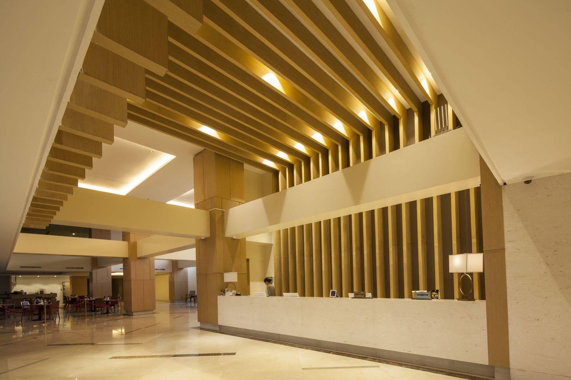 Royce Hotel & Casino Clark Field Екстер'єр фото