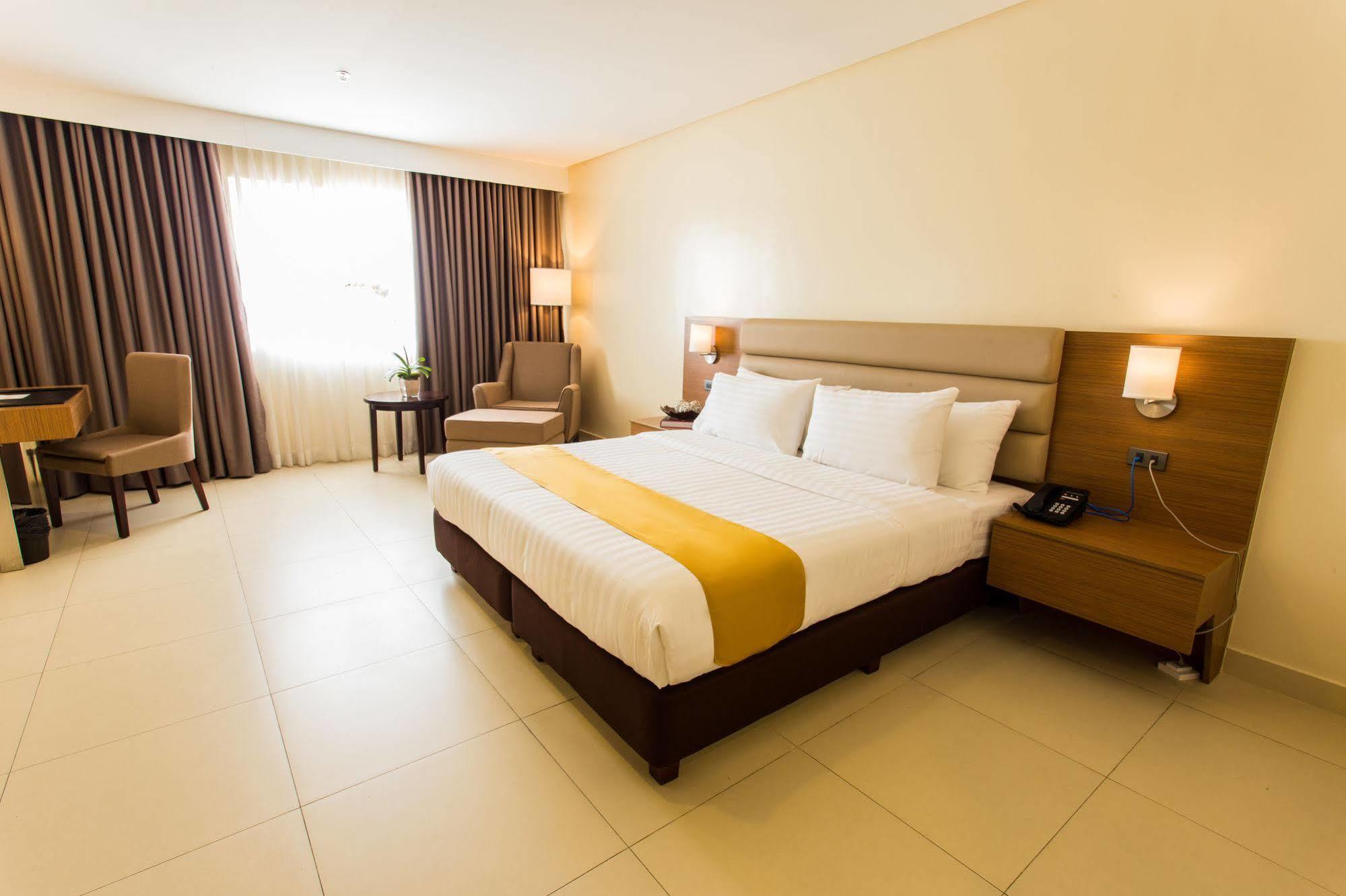 Royce Hotel & Casino Clark Field Екстер'єр фото