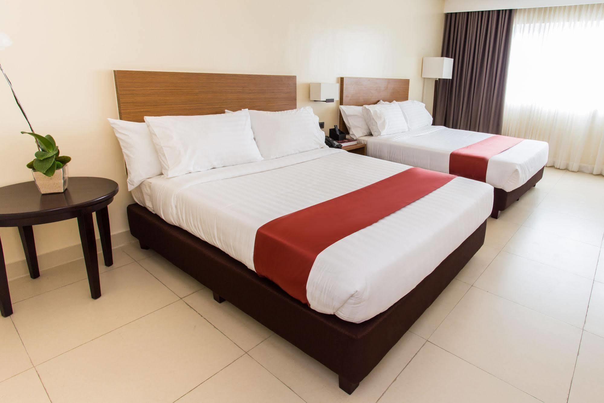 Royce Hotel & Casino Clark Field Екстер'єр фото