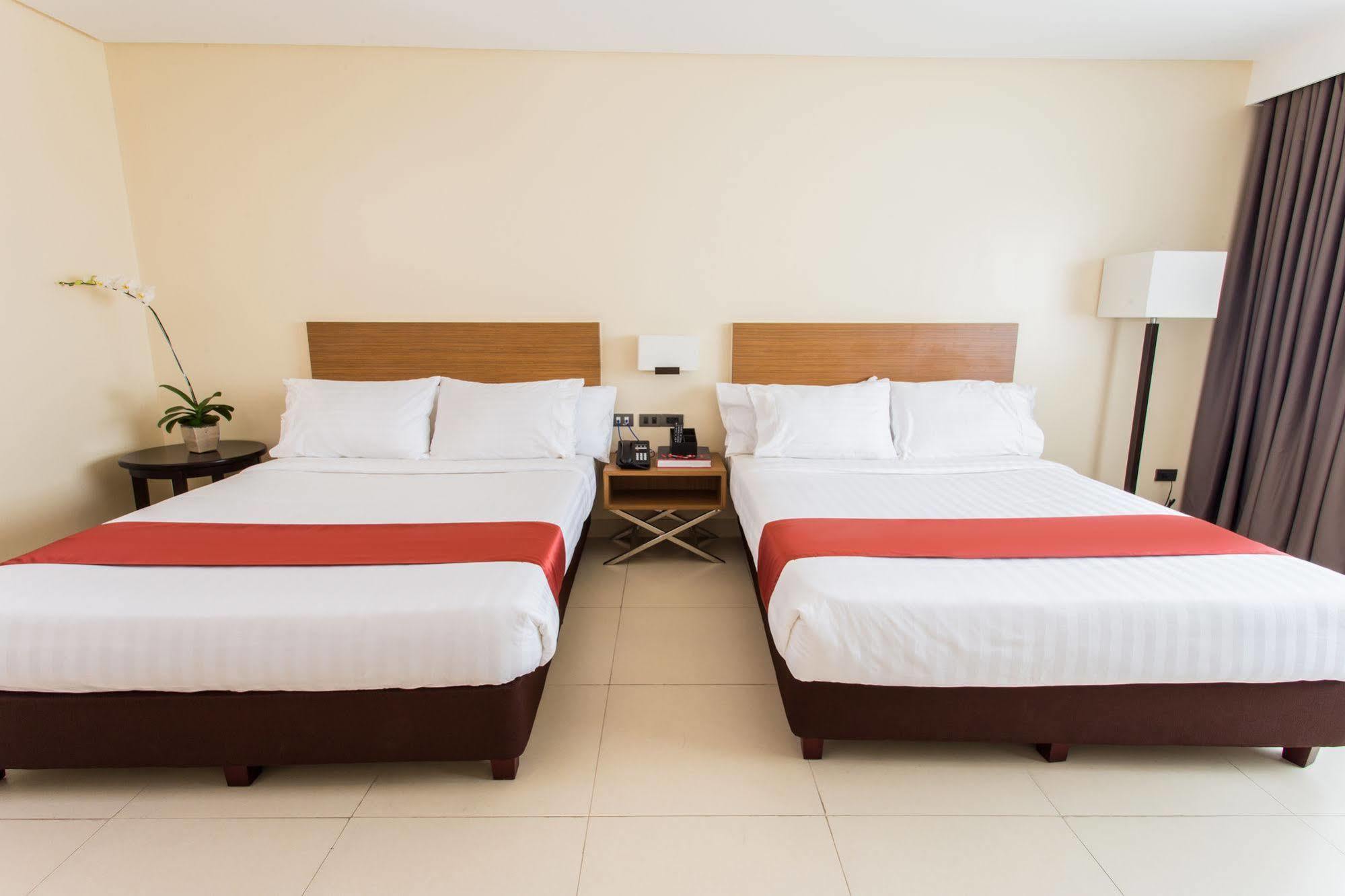 Royce Hotel & Casino Clark Field Екстер'єр фото