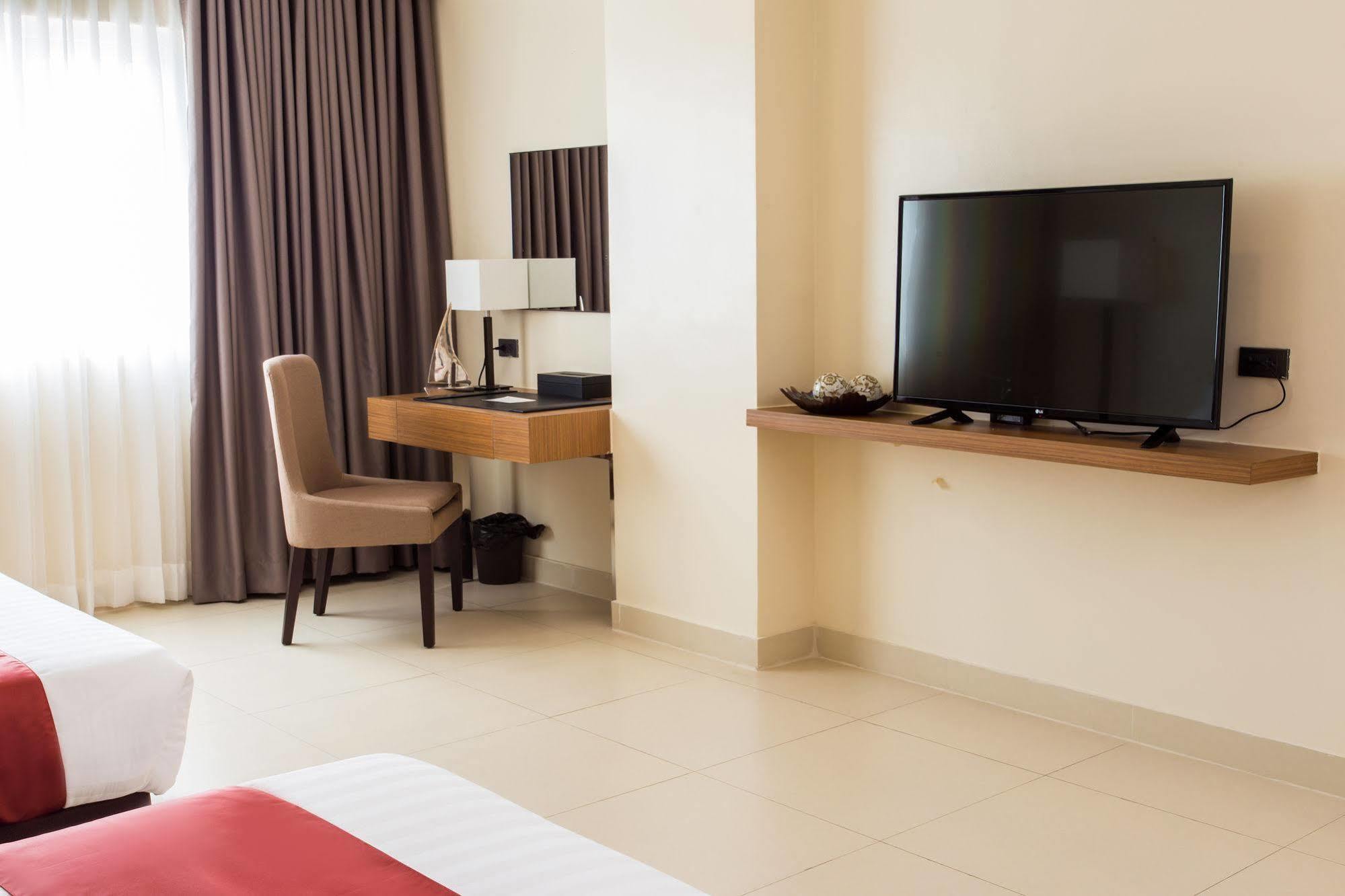 Royce Hotel & Casino Clark Field Екстер'єр фото