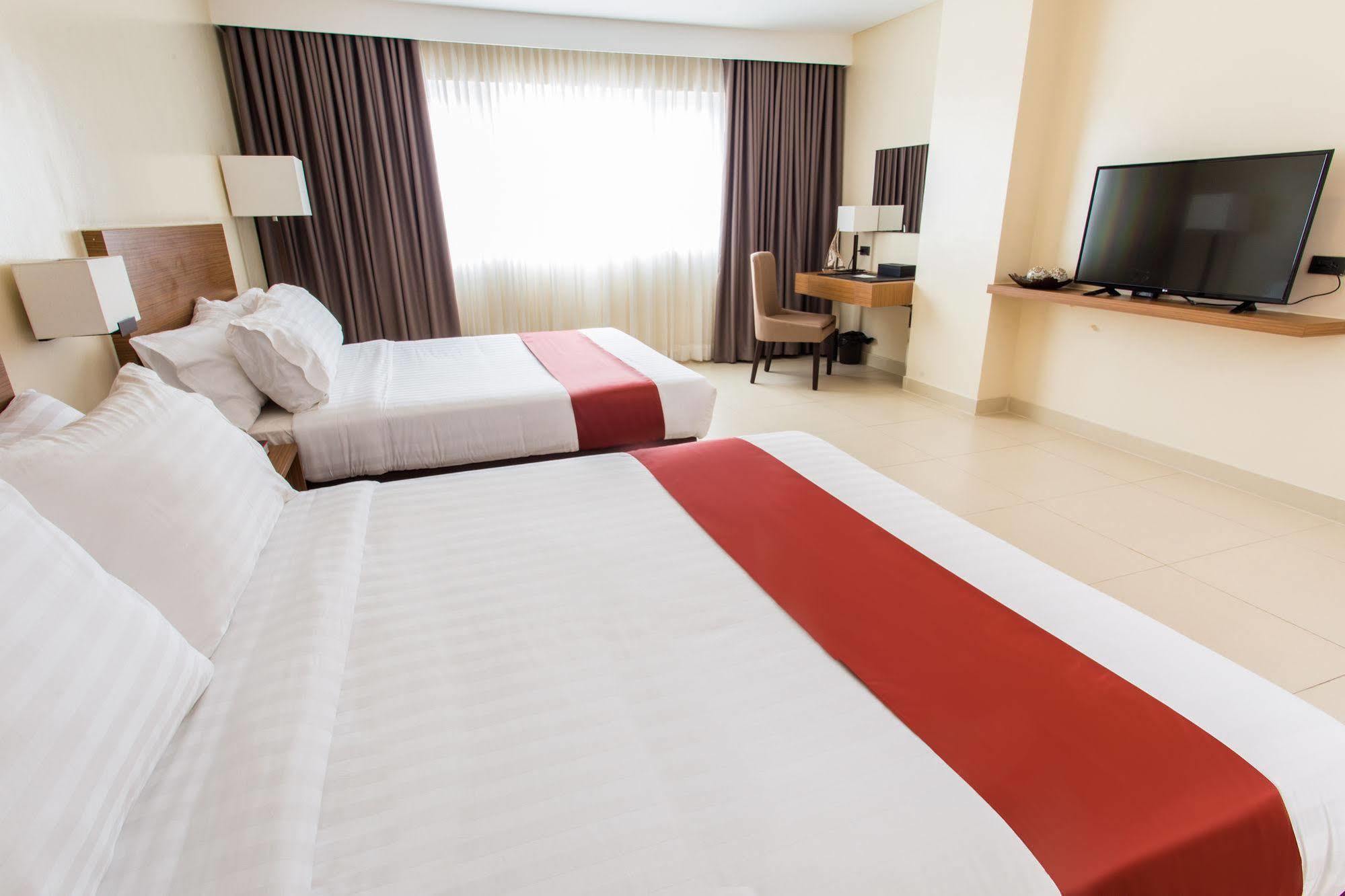 Royce Hotel & Casino Clark Field Екстер'єр фото