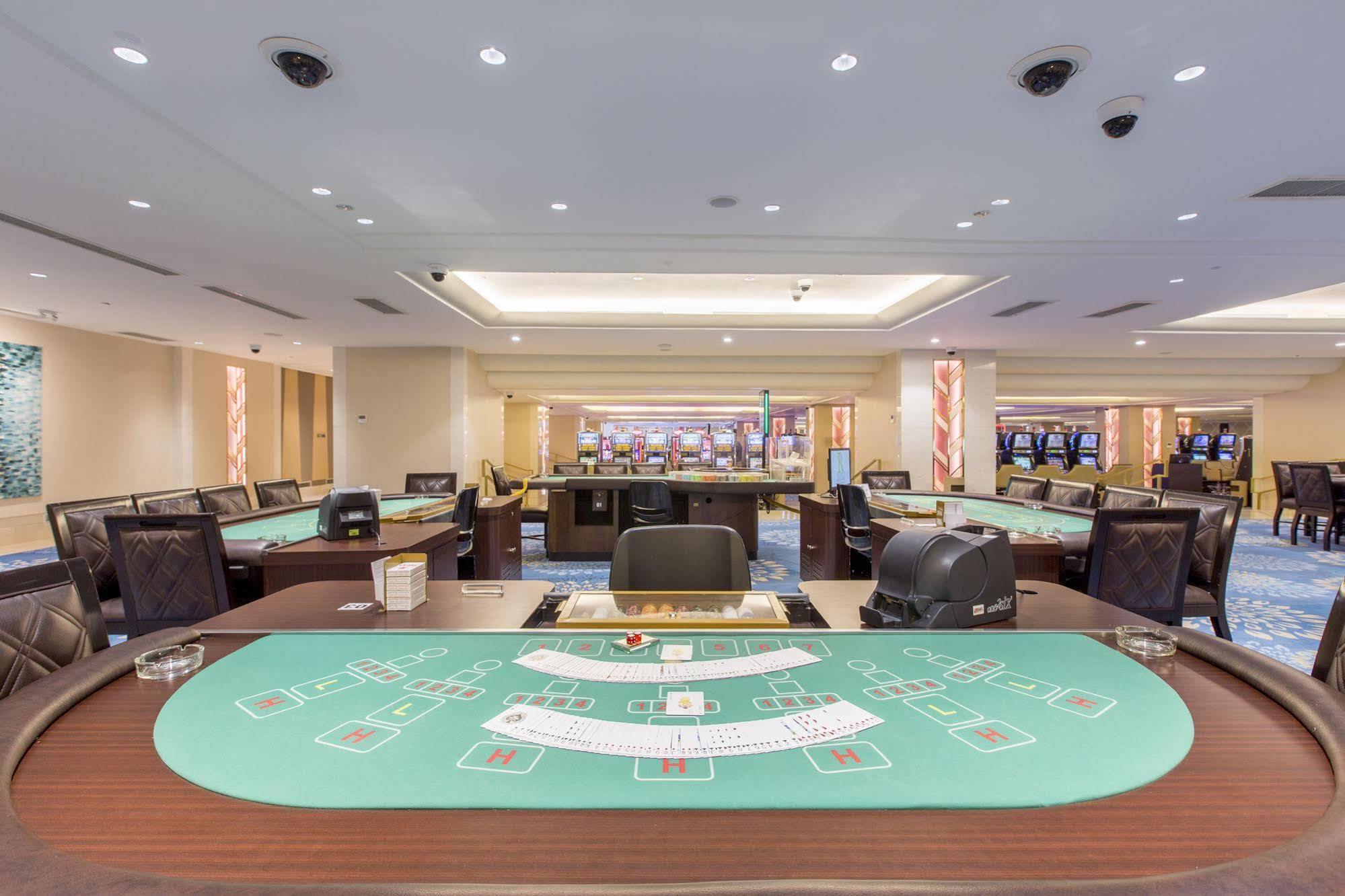 Royce Hotel & Casino Clark Field Екстер'єр фото