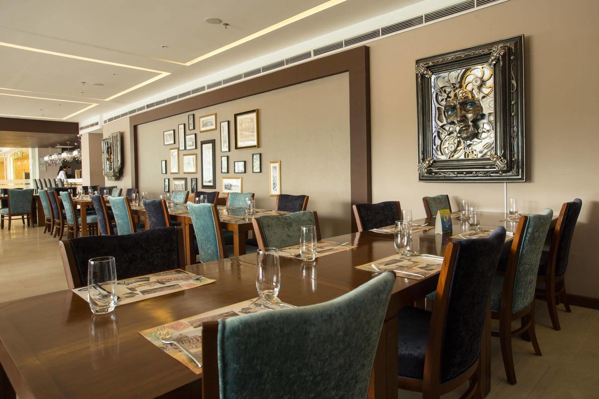 Royce Hotel & Casino Clark Field Екстер'єр фото