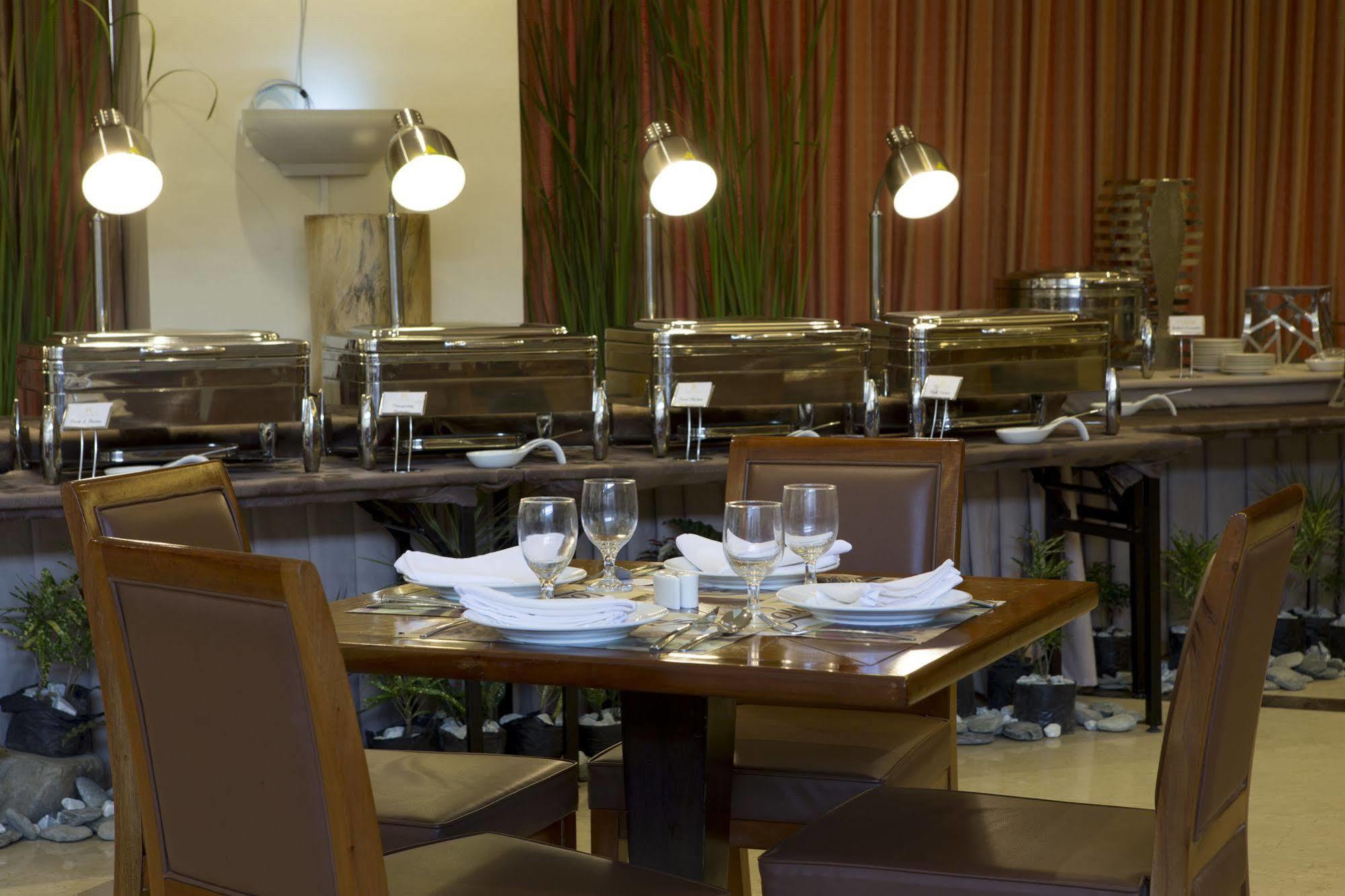 Royce Hotel & Casino Clark Field Екстер'єр фото