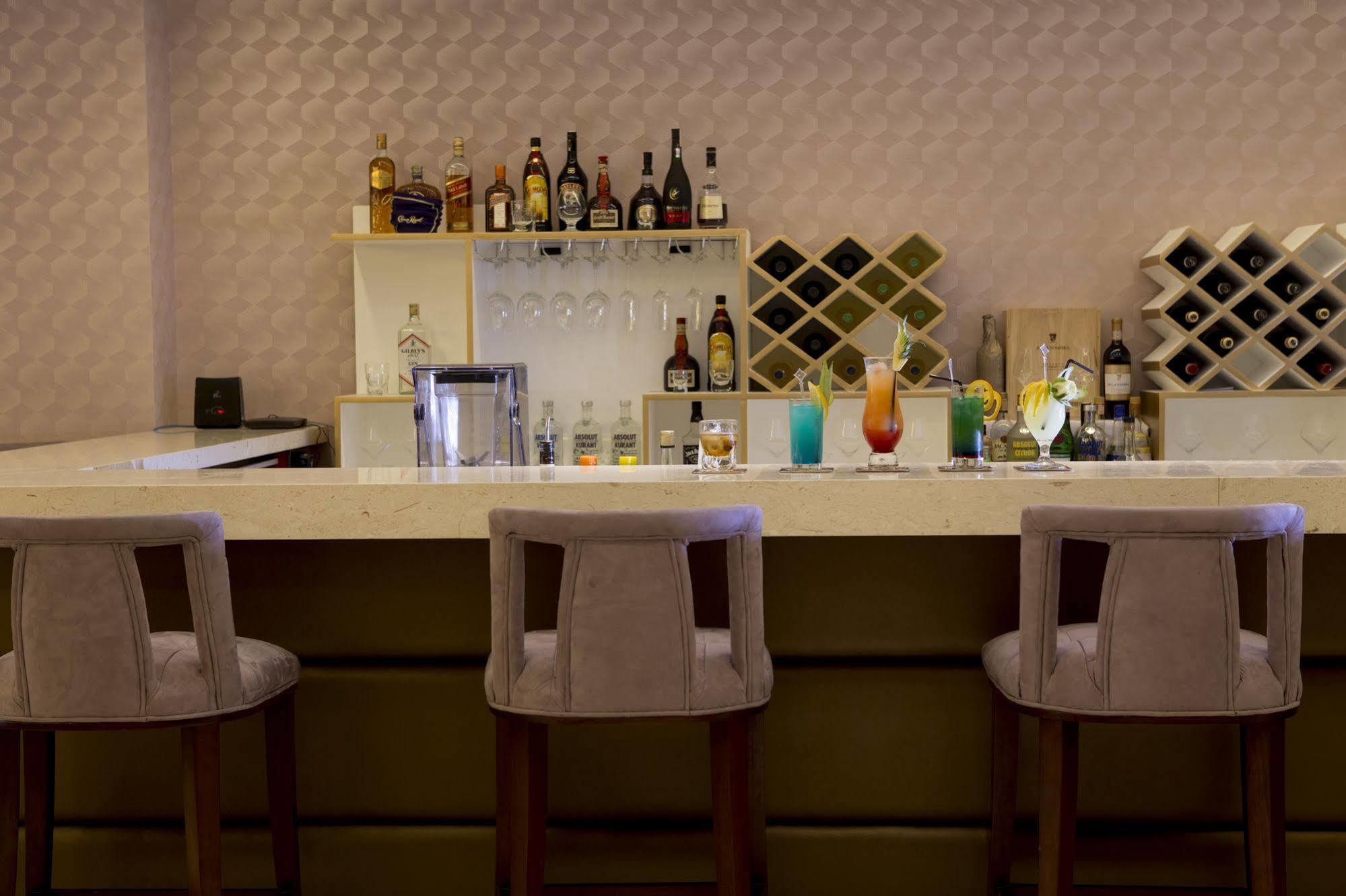 Royce Hotel & Casino Clark Field Екстер'єр фото